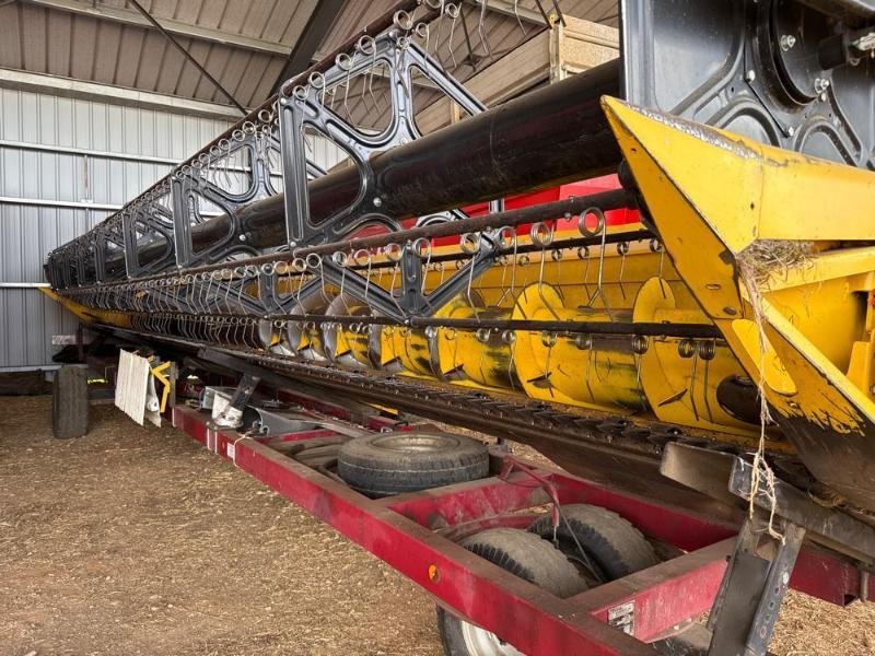 Mähdrescher van het type New Holland CR9080, Gebrauchtmaschine in CHAUMONT (Foto 4)