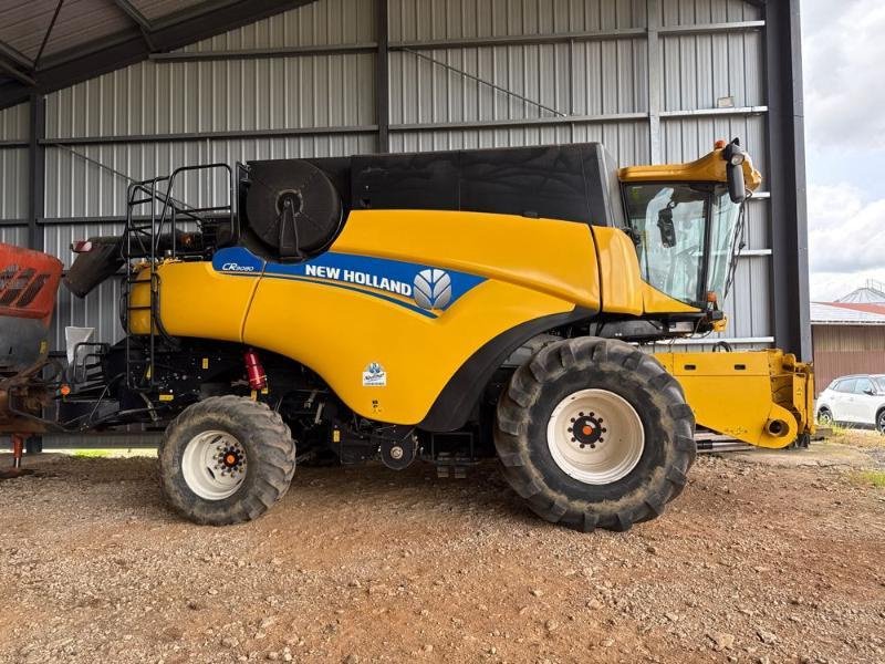 Mähdrescher van het type New Holland CR9080, Gebrauchtmaschine in CHAUMONT (Foto 2)