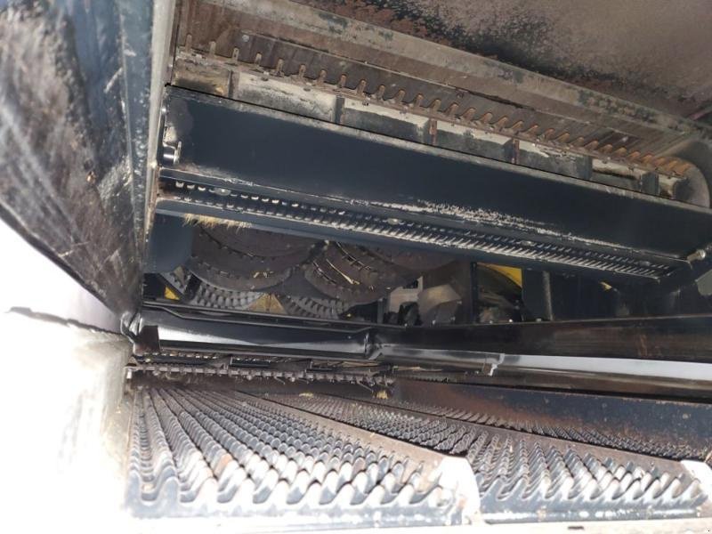 Mähdrescher of the type New Holland CR9080, Gebrauchtmaschine in BRAY en Val (Picture 8)