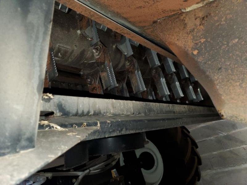 Mähdrescher of the type New Holland CR9080, Gebrauchtmaschine in BRAY en Val (Picture 9)