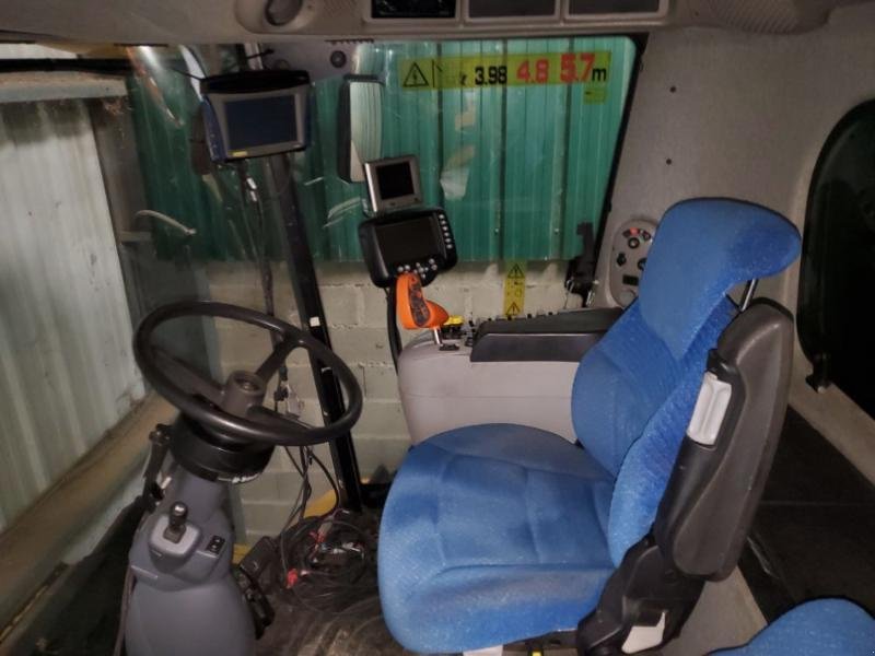 Mähdrescher of the type New Holland CR9080, Gebrauchtmaschine in BRAY en Val (Picture 3)