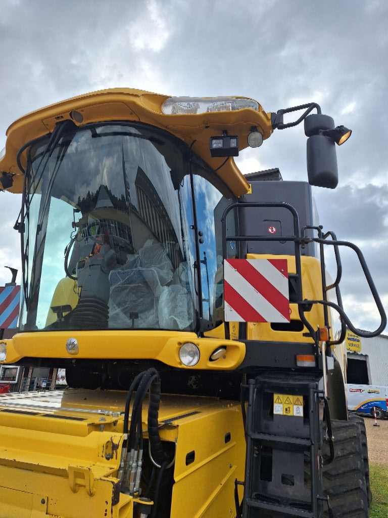 Mähdrescher del tipo New Holland CR9090, Gebrauchtmaschine In MORHANGE (Immagine 2)