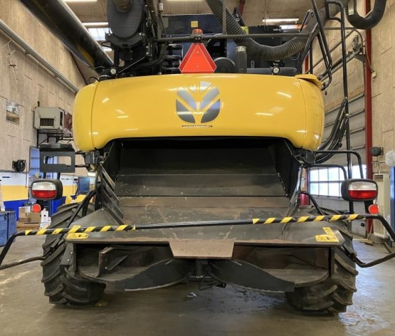 Mähdrescher des Typs New Holland CR9.80, Gebrauchtmaschine in Middelfart (Bild 4)