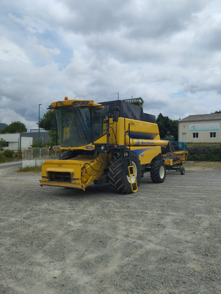 Mähdrescher of the type New Holland CSX 7050, Gebrauchtmaschine in Calmont (Picture 1)