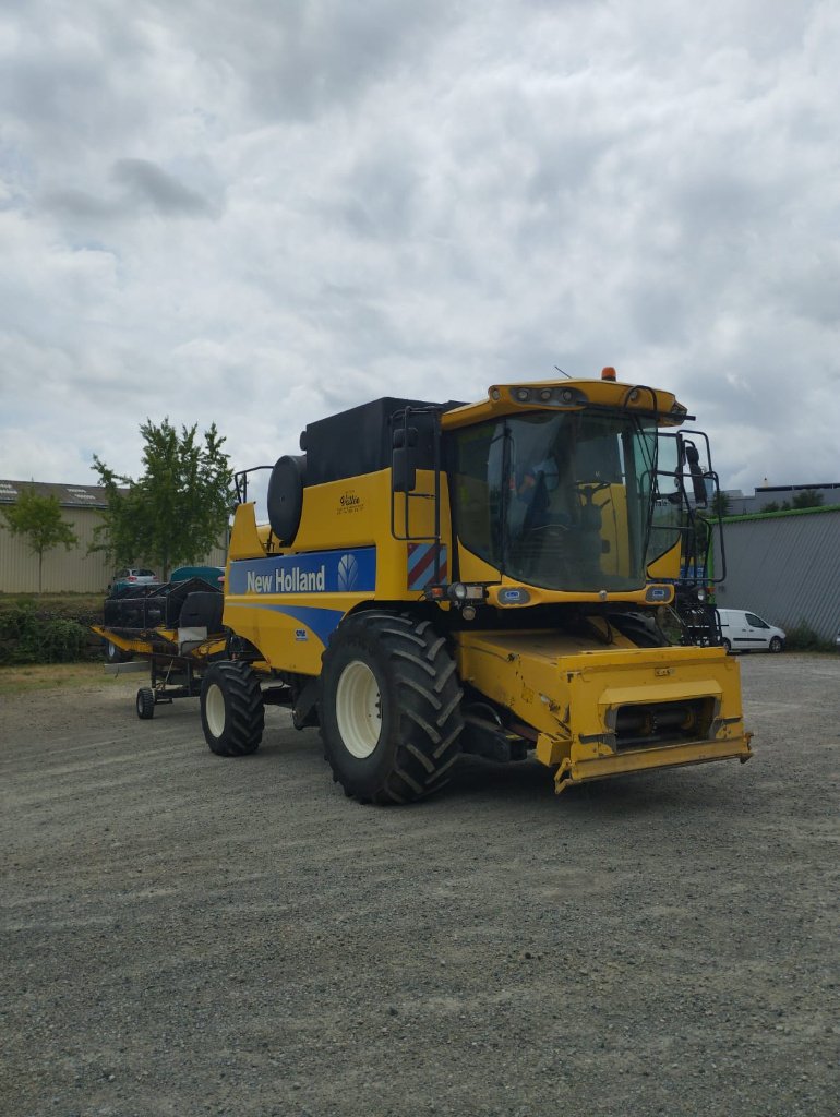 Mähdrescher of the type New Holland CSX 7050, Gebrauchtmaschine in Calmont (Picture 2)