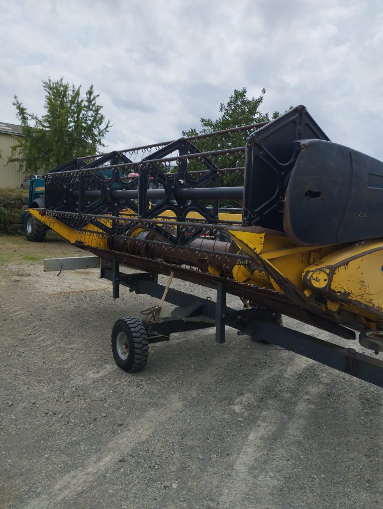 Mähdrescher of the type New Holland CSX 7050, Gebrauchtmaschine in Calmont (Picture 8)