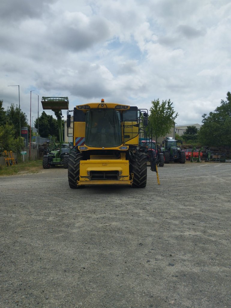 Mähdrescher of the type New Holland CSX 7050, Gebrauchtmaschine in Calmont (Picture 3)