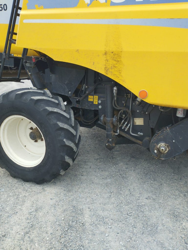 Mähdrescher of the type New Holland CSX 7050, Gebrauchtmaschine in Calmont (Picture 10)