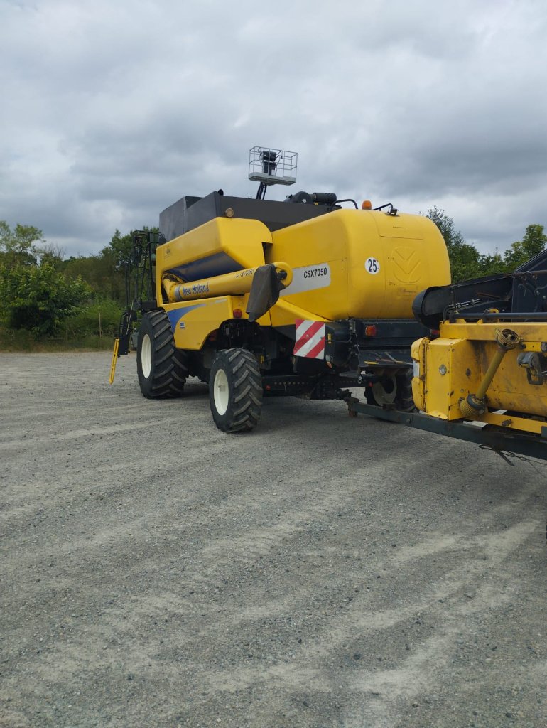 Mähdrescher of the type New Holland CSX 7050, Gebrauchtmaschine in Calmont (Picture 4)