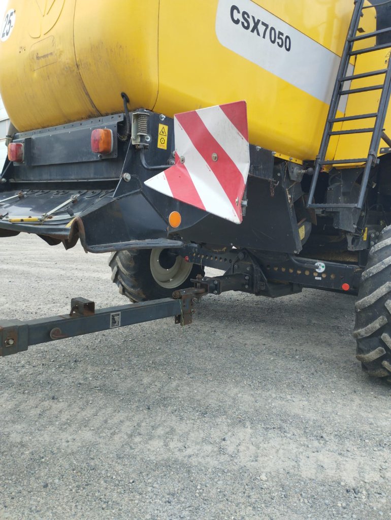 Mähdrescher of the type New Holland CSX 7050, Gebrauchtmaschine in Calmont (Picture 9)