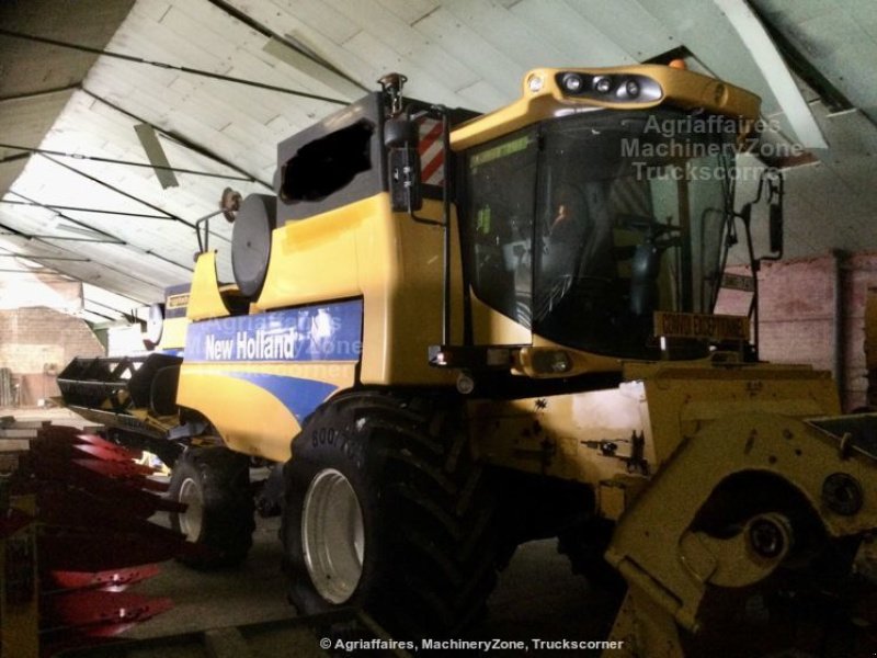 Mähdrescher del tipo New Holland CSX 7050, Gebrauchtmaschine In HERGNIES (Immagine 1)