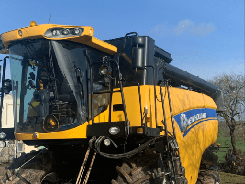 Mähdrescher of the type New Holland CX 5080, Gebrauchtmaschine in TREMEUR