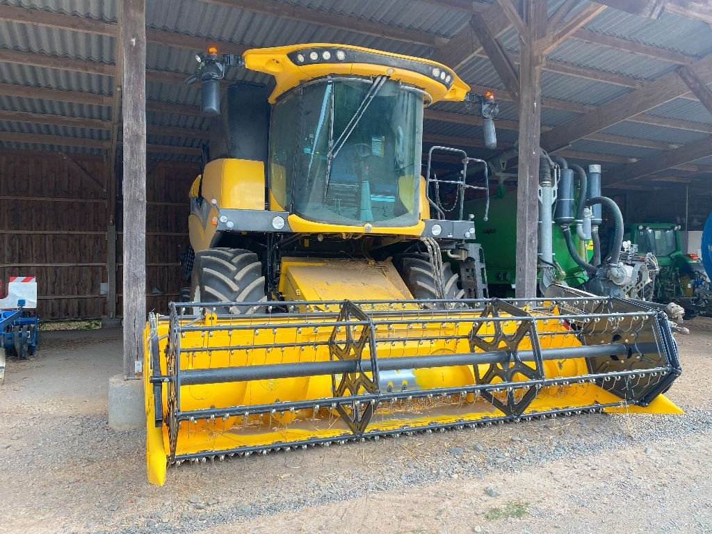 Mähdrescher des Typs New Holland CX 5.80, Gebrauchtmaschine in CHATEAUBRIANT CEDEX (Bild 2)