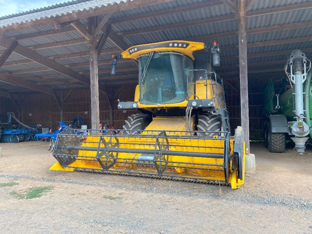 Mähdrescher des Typs New Holland CX 5.80, Gebrauchtmaschine in CHATEAUBRIANT CEDEX (Bild 1)