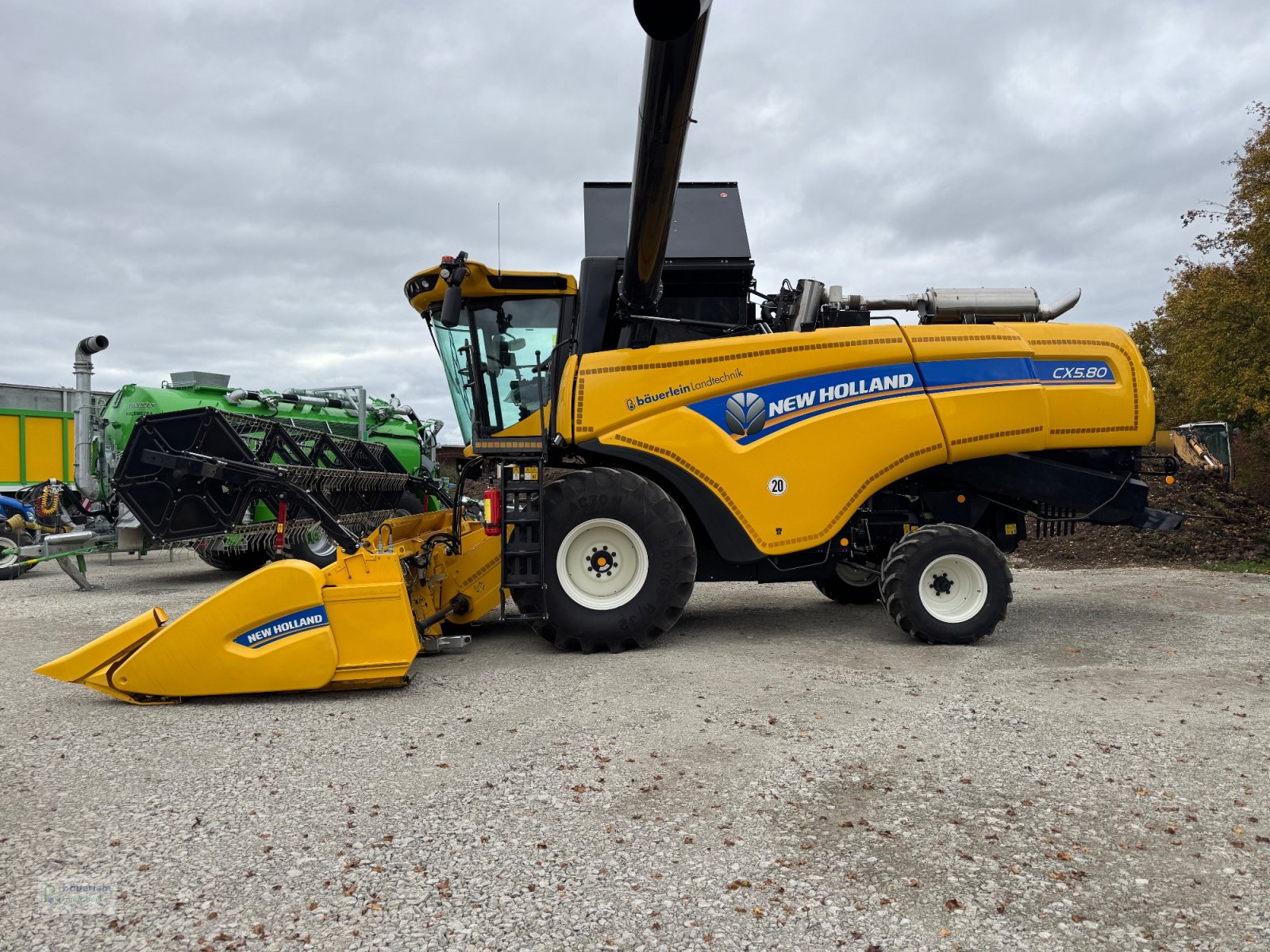 Mähdrescher des Typs New Holland CX 5.80, Neumaschine in Buch am Wald (Bild 2)