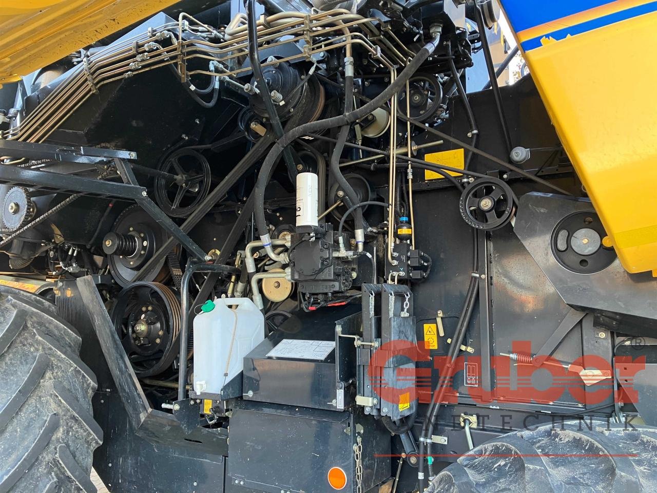 Mähdrescher des Typs New Holland CX 5.90 T4B, Gebrauchtmaschine in Ampfing (Bild 11)