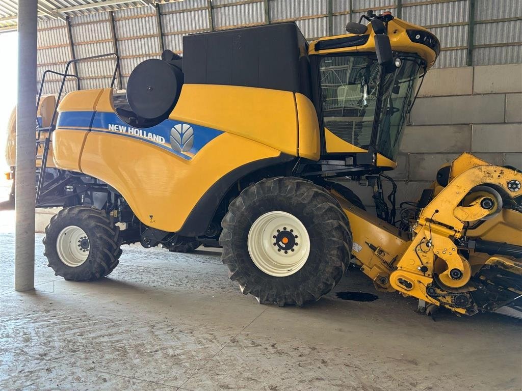 Mähdrescher des Typs New Holland CX 6.90 4WD Komplet pakke med 4WD, Majsbord og alm. skærebord. Rystermaskine., Gebrauchtmaschine in Kolding (Bild 5)