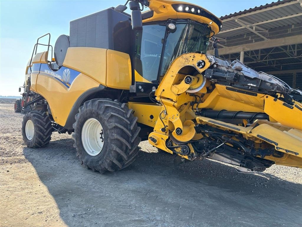 Mähdrescher des Typs New Holland CX 6.90 4WD Komplet pakke med 4WD, Majsbord og alm. skærebord. Rystermaskine., Gebrauchtmaschine in Kolding (Bild 7)