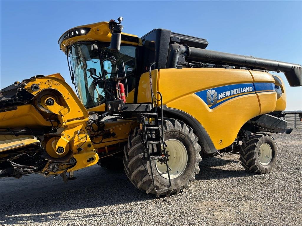 Mähdrescher des Typs New Holland CX 6.90 4WD Komplet pakke med 4WD, Majsbord og alm. skærebord. Rystermaskine., Gebrauchtmaschine in Kolding (Bild 1)