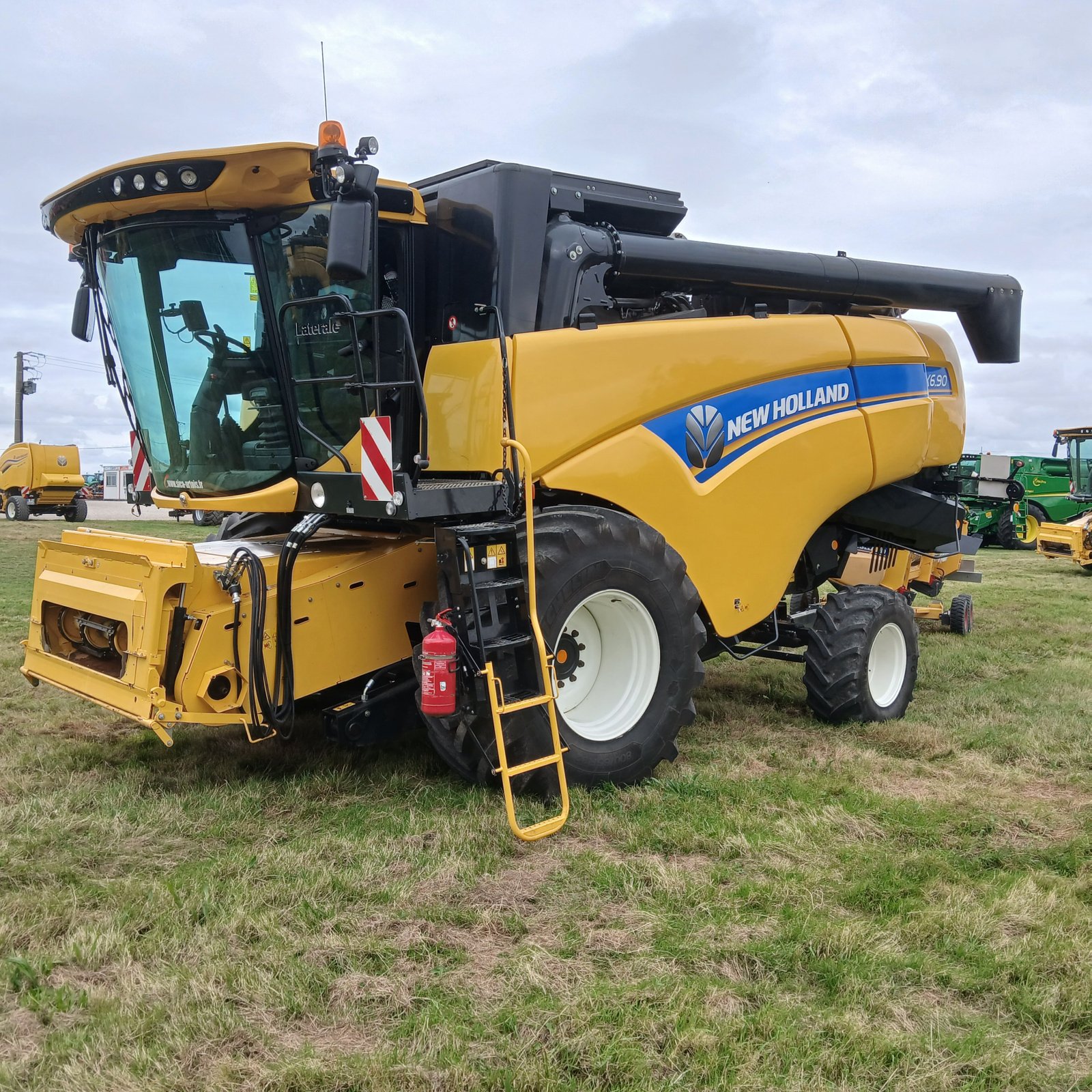 Mähdrescher del tipo New Holland CX 6.90, Gebrauchtmaschine In HERLIN LE SEC (Immagine 1)