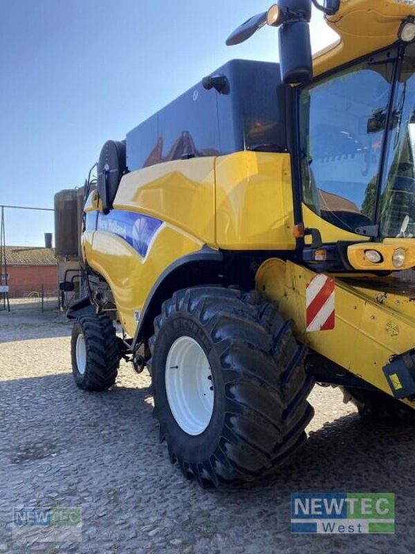 Mähdrescher des Typs New Holland CX 8040, Gebrauchtmaschine in Syke-Heiligenfelde (Bild 2)