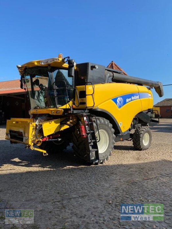 Mähdrescher des Typs New Holland CX 8040, Gebrauchtmaschine in Syke-Heiligenfelde (Bild 1)