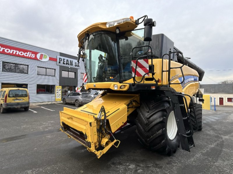 Mähdrescher of the type New Holland CX 8070 ELEVATION, Gebrauchtmaschine in CORMENON (Picture 1)