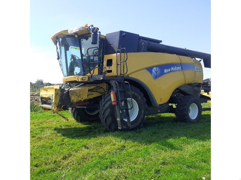Mähdrescher of the type New Holland CX 8090 HD SL T4, Gebrauchtmaschine in HERLIN LE SEC (Picture 1)