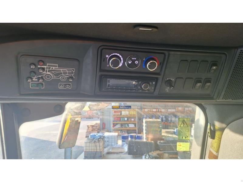 Mähdrescher del tipo New Holland CX6-80, Gebrauchtmaschine In ANTIGNY (Immagine 11)