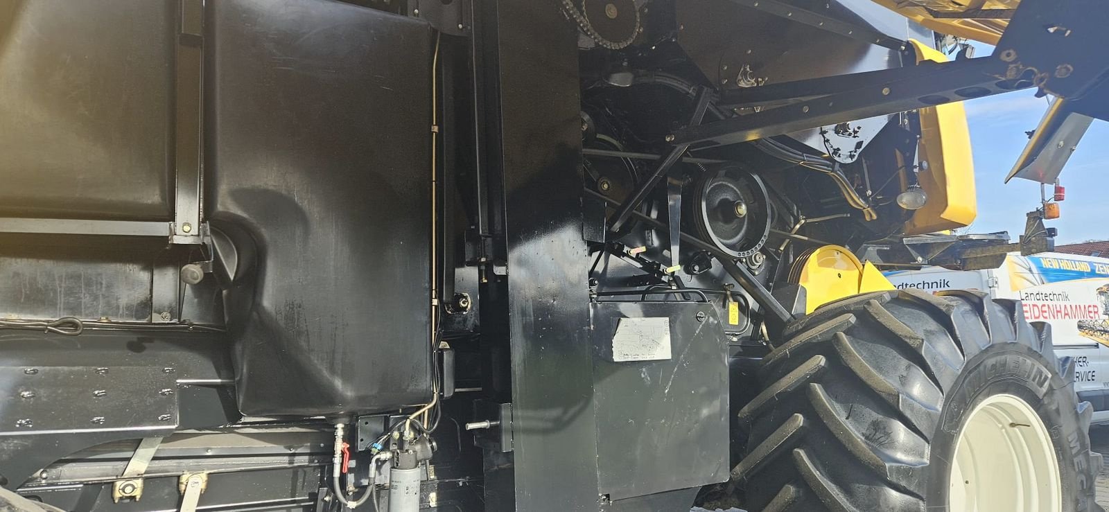 Mähdrescher del tipo New Holland CX8040, Gebrauchtmaschine In Burgkirchen (Immagine 5)