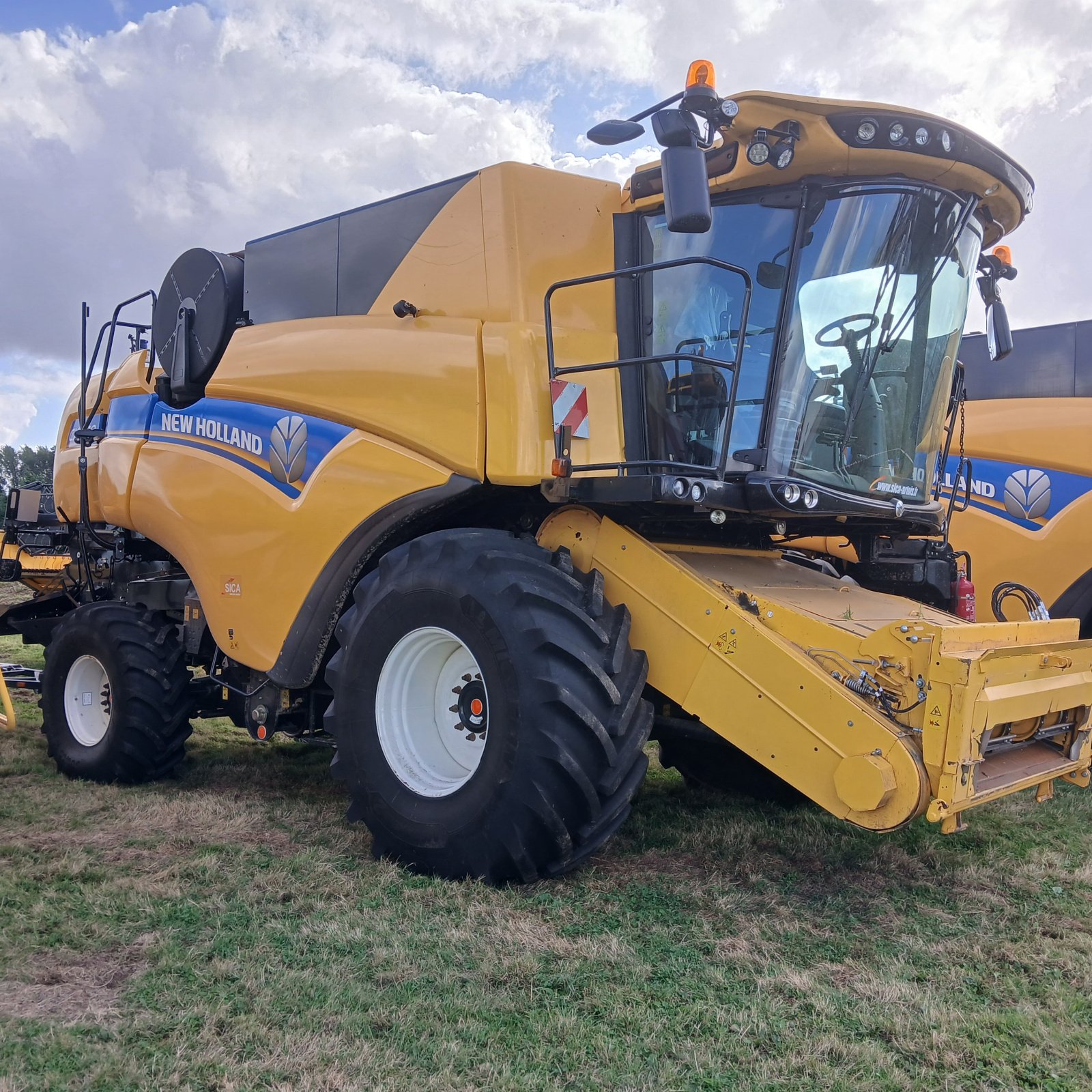 Mähdrescher of the type New Holland CX8.70, Gebrauchtmaschine in HERLIN LE SEC (Picture 1)
