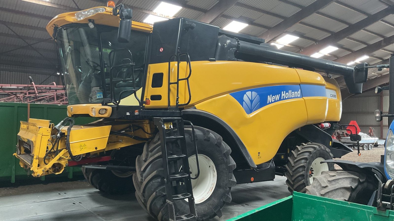Mähdrescher des Typs New Holland CX880 med skærebordsvogn, Gebrauchtmaschine in Egtved (Bild 1)