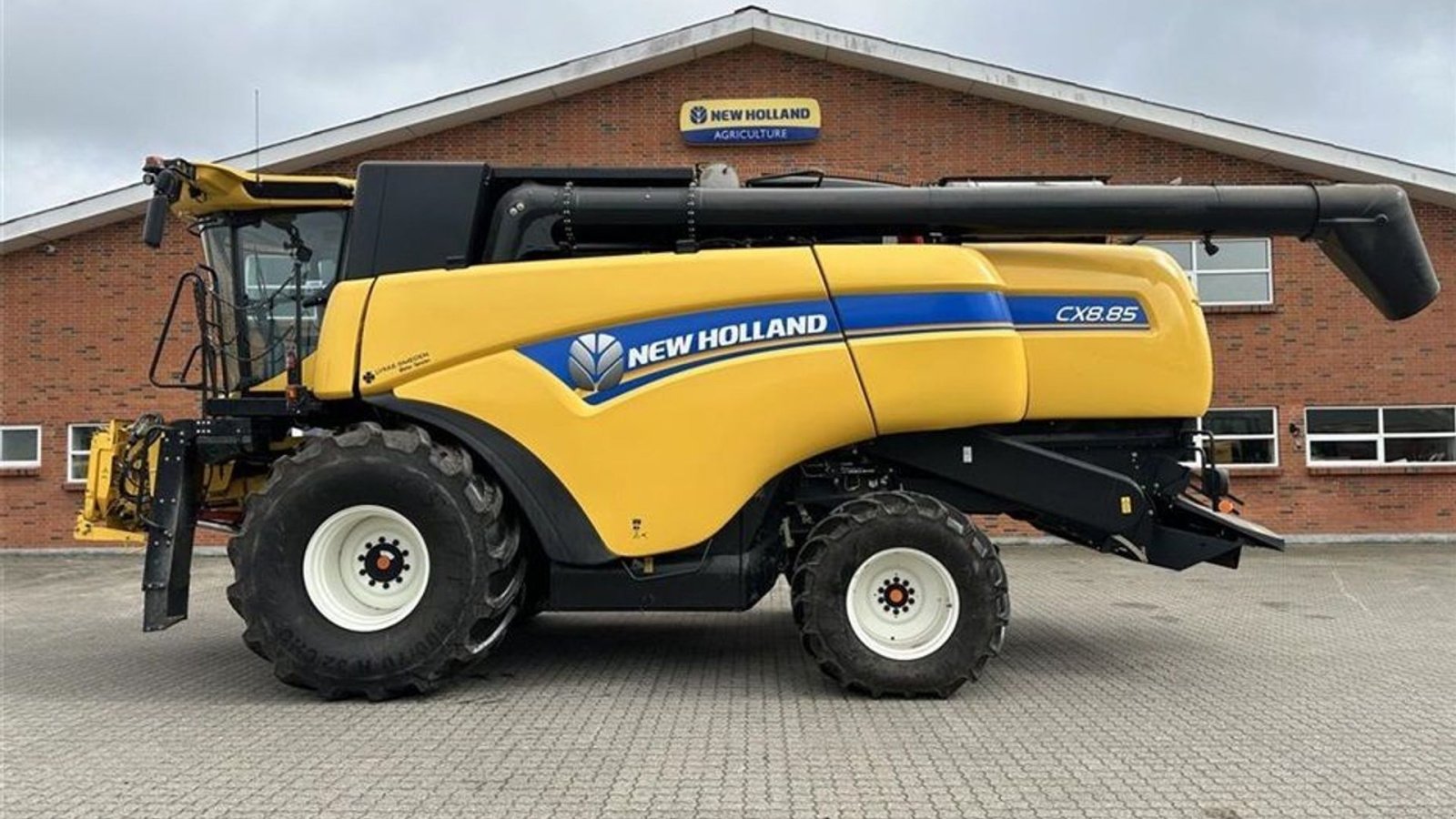 Mähdrescher des Typs New Holland CX8.85 SLH + 35” VarioFeed HD, Gebrauchtmaschine in Gjerlev J. (Bild 1)