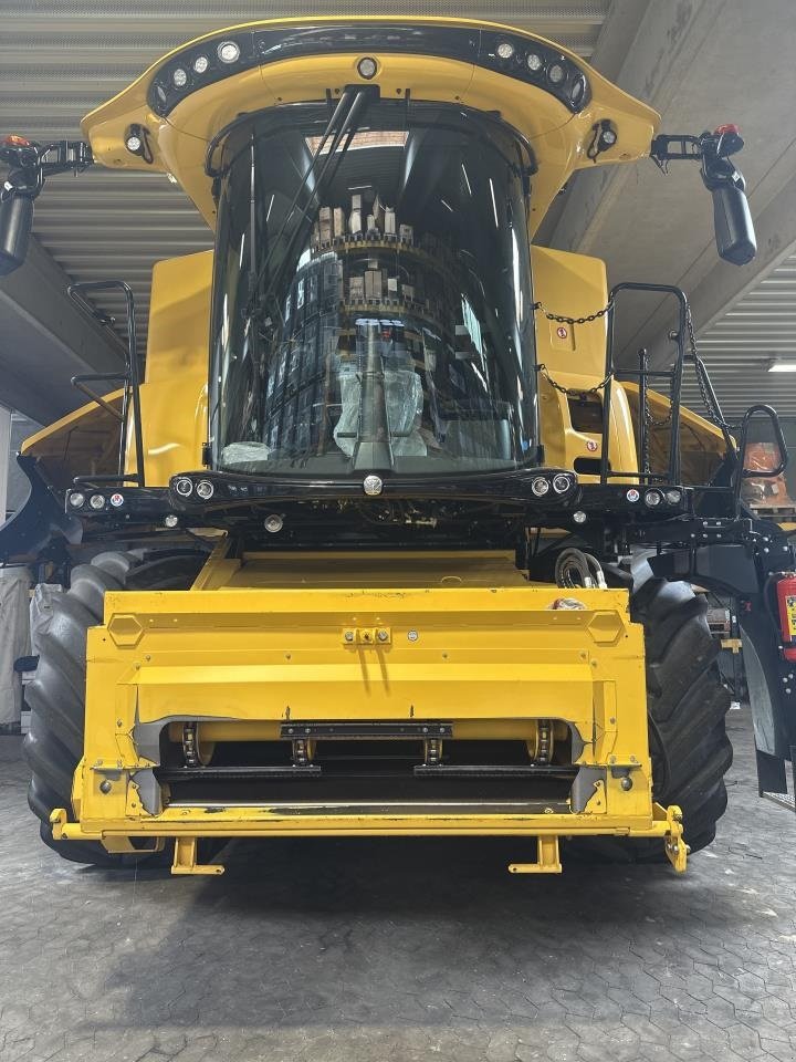 Mähdrescher of the type New Holland CX8.90 SLH, Gebrauchtmaschine in Hadsten (Picture 3)