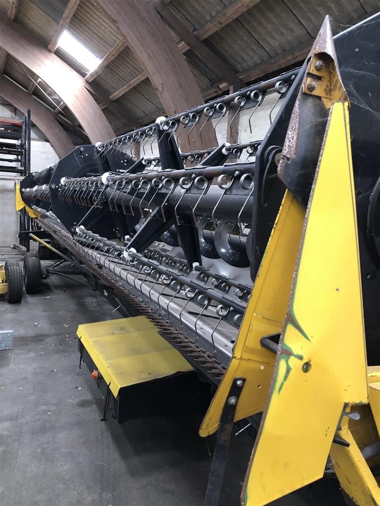 Mähdrescher des Typs New Holland NEW HOLLAND Geringhoff 40 fods Triflex Sejlskærebord, Gebrauchtmaschine in Middelfart (Bild 2)