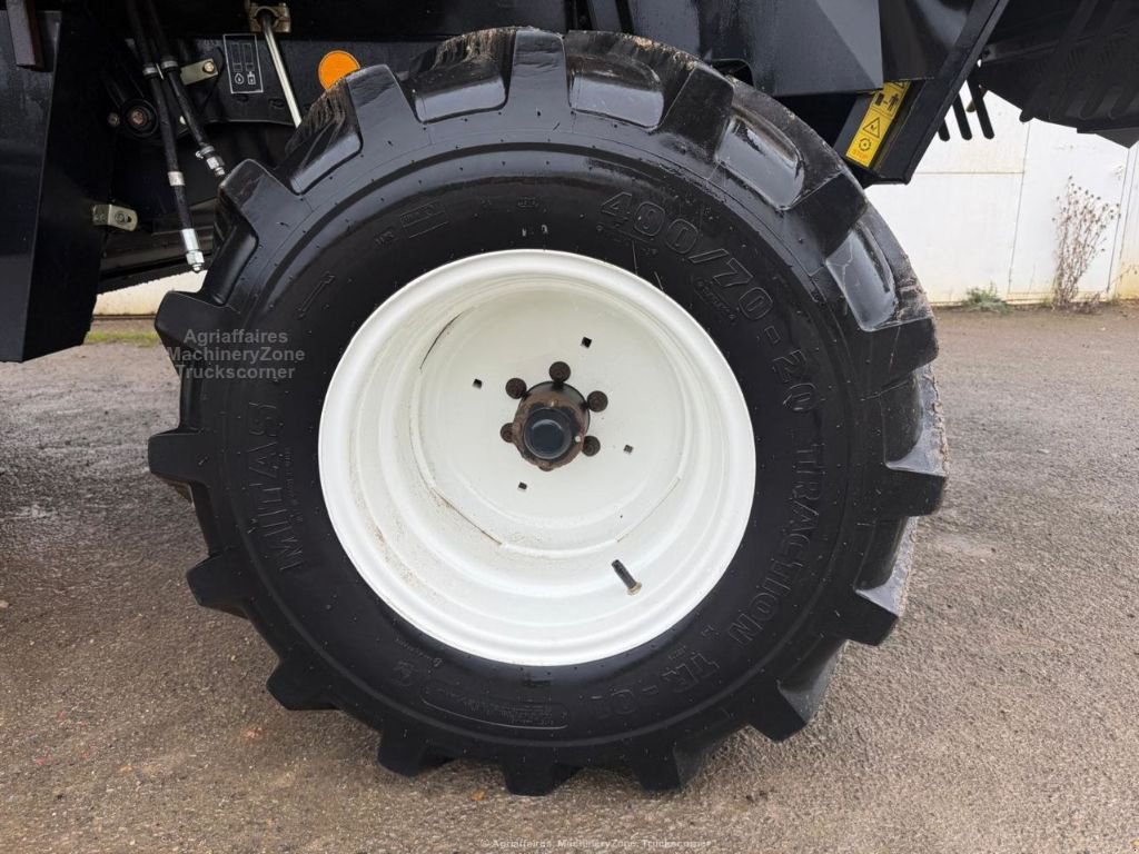 Mähdrescher Türe ait New Holland TC 5.90 SL, Gebrauchtmaschine içinde FRESNAY LE COMTE (resim 2)