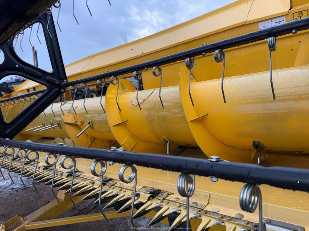 Mähdrescher Türe ait New Holland TC 5.90 SL, Gebrauchtmaschine içinde FRESNAY LE COMTE (resim 11)