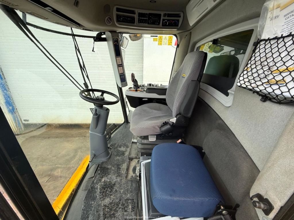Mähdrescher Türe ait New Holland TC 5.90 SL, Gebrauchtmaschine içinde FRESNAY LE COMTE (resim 8)