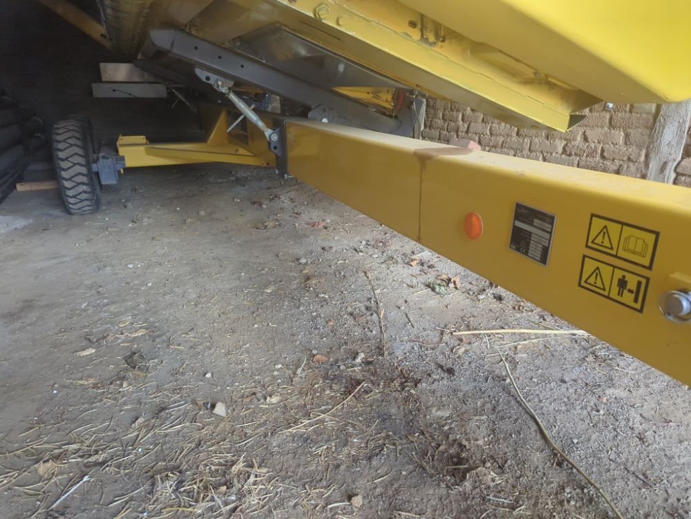 Mähdrescher des Typs New Holland TC 5.90 SL, Gebrauchtmaschine in FRESNAY LE COMTE (Bild 6)