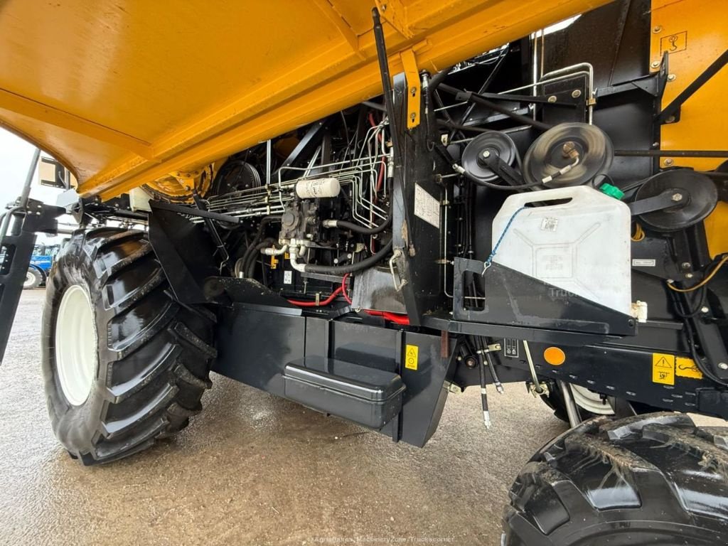 Mähdrescher Türe ait New Holland TC 5.90 SL, Gebrauchtmaschine içinde FRESNAY LE COMTE (resim 4)