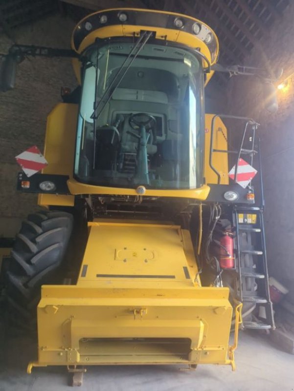 Mähdrescher des Typs New Holland TC 5.90 SL, Gebrauchtmaschine in FRESNAY LE COMTE (Bild 1)
