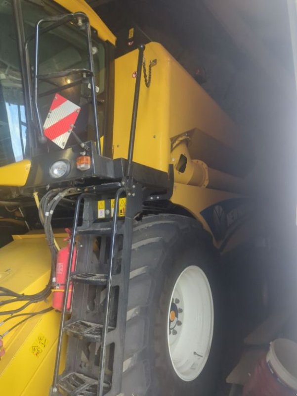 Mähdrescher des Typs New Holland TC 5.90 SL, Gebrauchtmaschine in FRESNAY LE COMTE (Bild 3)