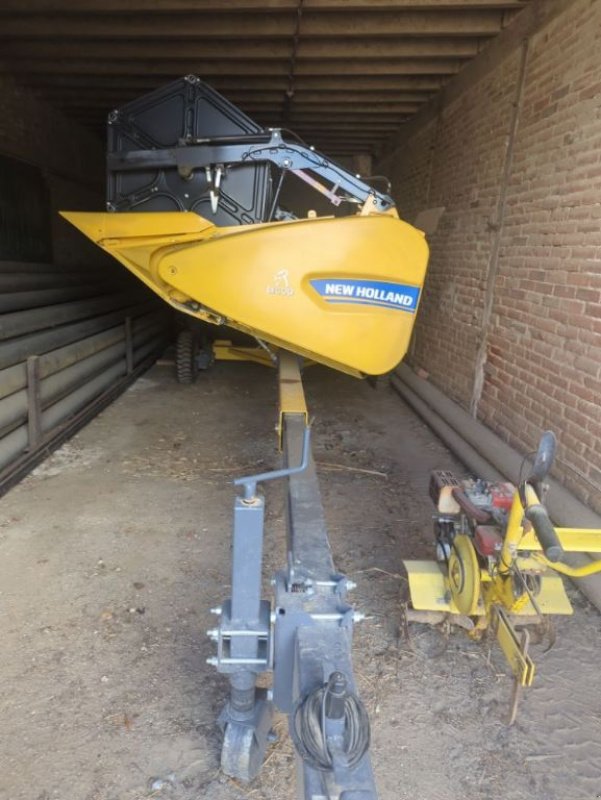 Mähdrescher des Typs New Holland TC 5.90 SL, Gebrauchtmaschine in FRESNAY LE COMTE (Bild 4)