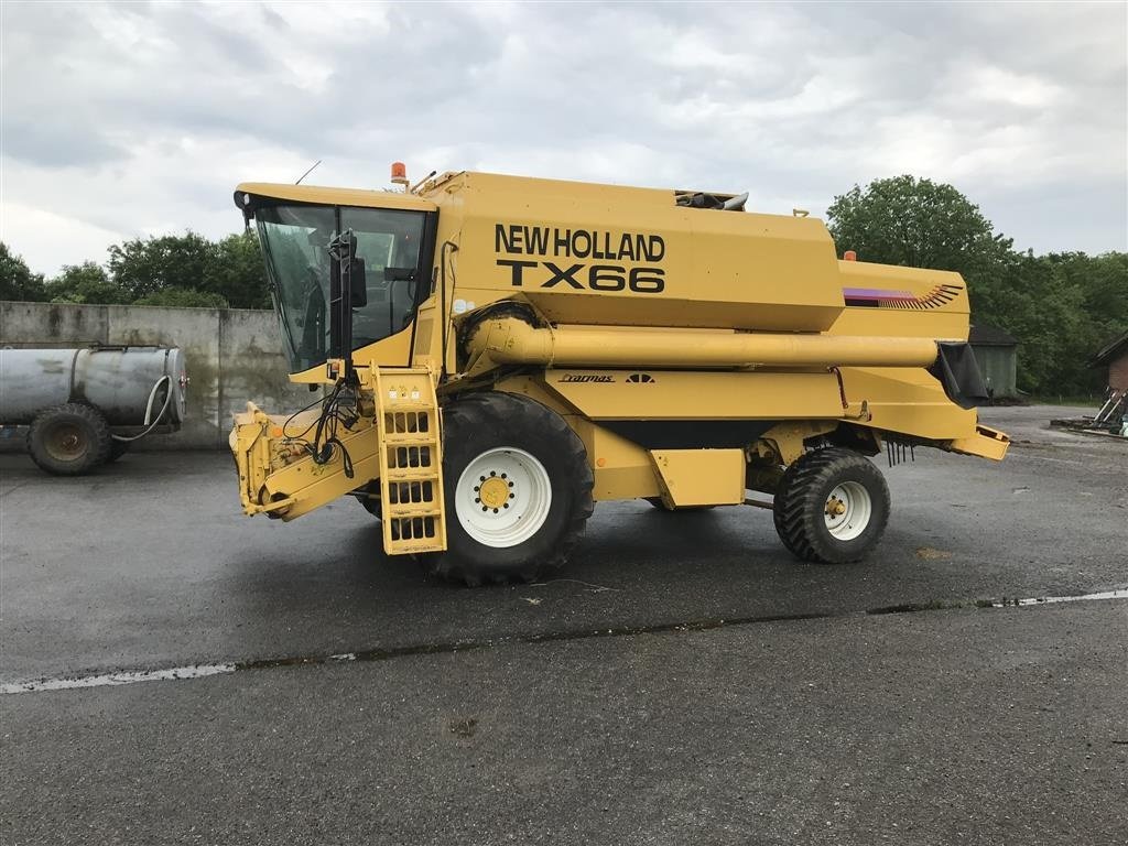 Mähdrescher tip New Holland TX66, Gebrauchtmaschine in Hadsten (Poză 1)