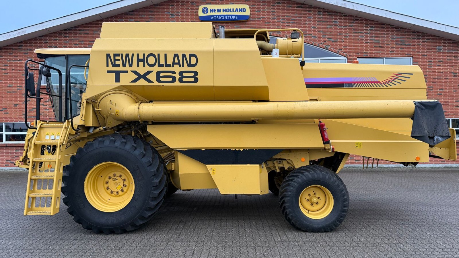 Mähdrescher des Typs New Holland TX68 + 24” skærebord, Gebrauchtmaschine in Gjerlev J. (Bild 1)