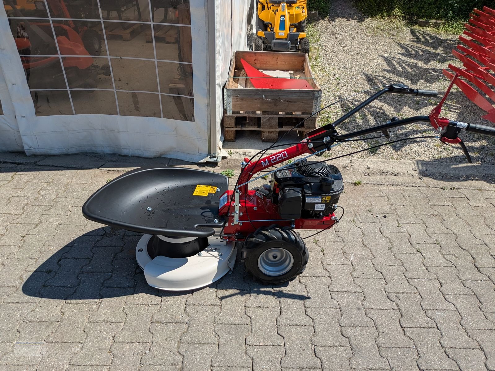 Mähroboter des Typs Eurosystems M220, Neumaschine in Obing (Bild 1)