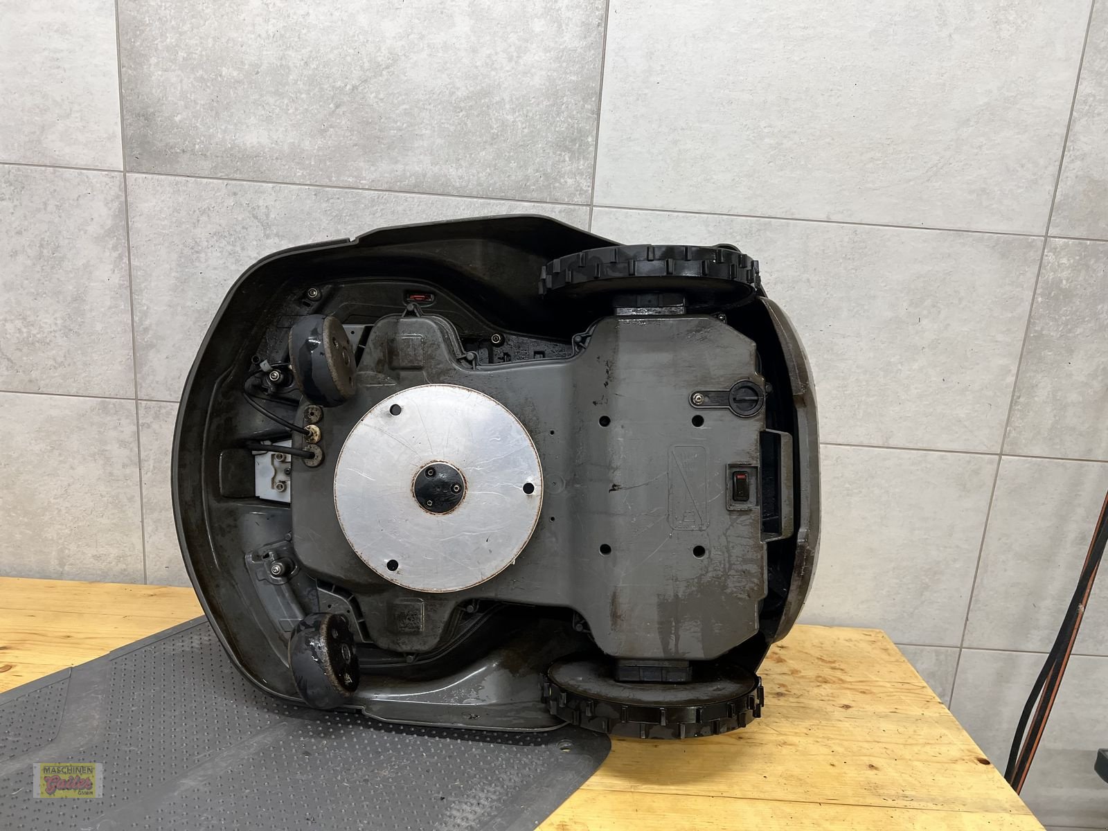 Mähroboter des Typs Husqvarna 550, Gebrauchtmaschine in Kötschach (Bild 2)