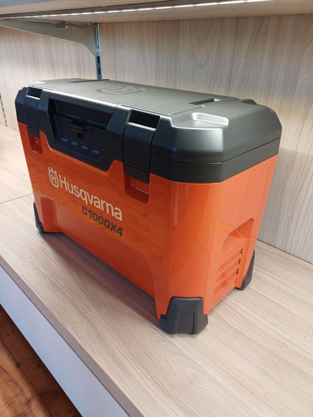 Mähroboter des Typs Husqvarna Akku-Ladekoffer 40-C1000X4 für 4 Akkus, Neumaschine in Tamsweg (Bild 2)