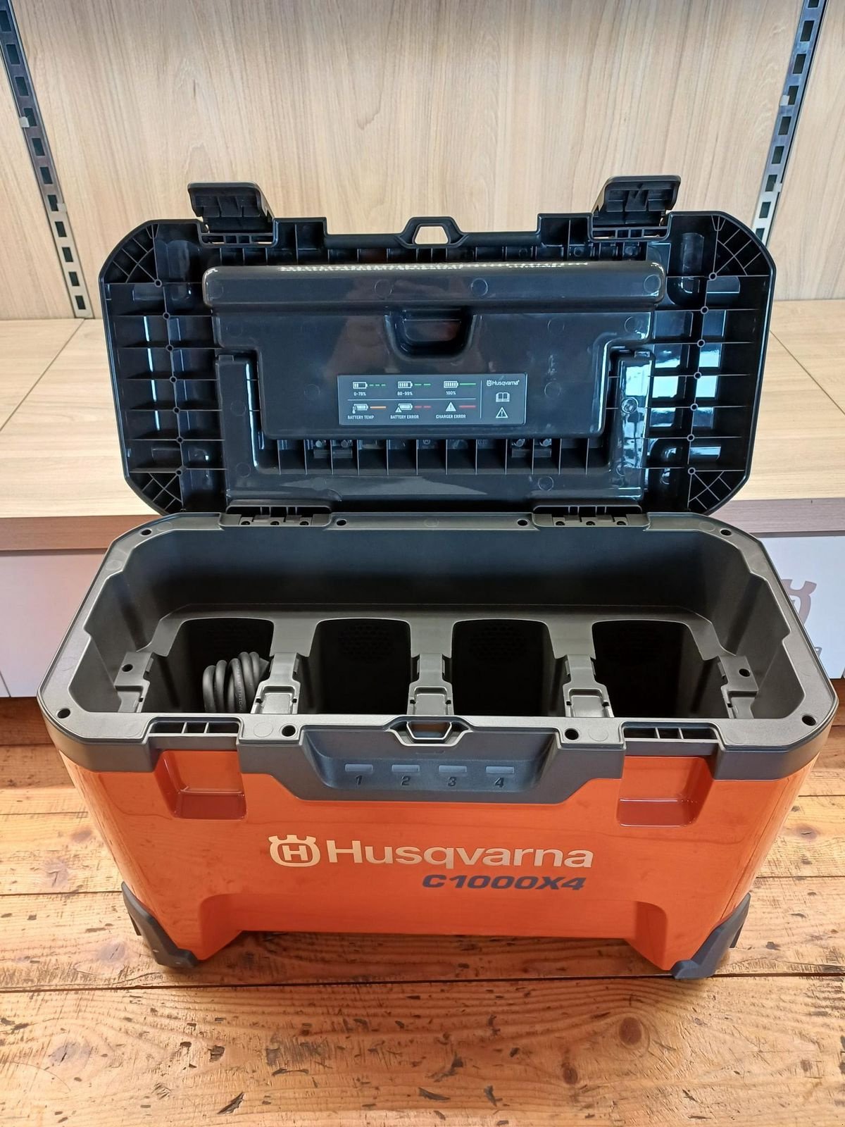 Mähroboter des Typs Husqvarna Akku-Ladekoffer 40-C1000X4 für 4 Akkus, Neumaschine in Tamsweg (Bild 6)