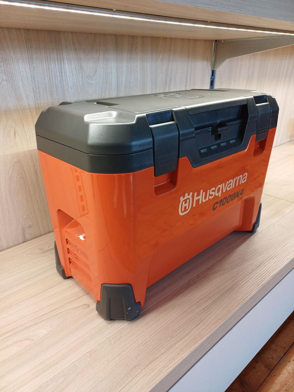 Mähroboter des Typs Husqvarna Akku-Ladekoffer 40-C1000X4 für 4 Akkus, Neumaschine in Tamsweg (Bild 3)